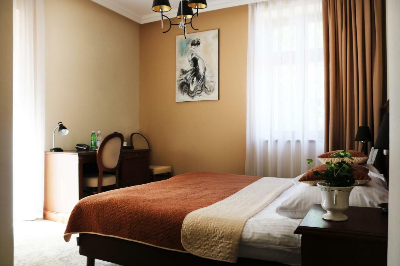 Hotel Gal Тарнув Экстерьер фото